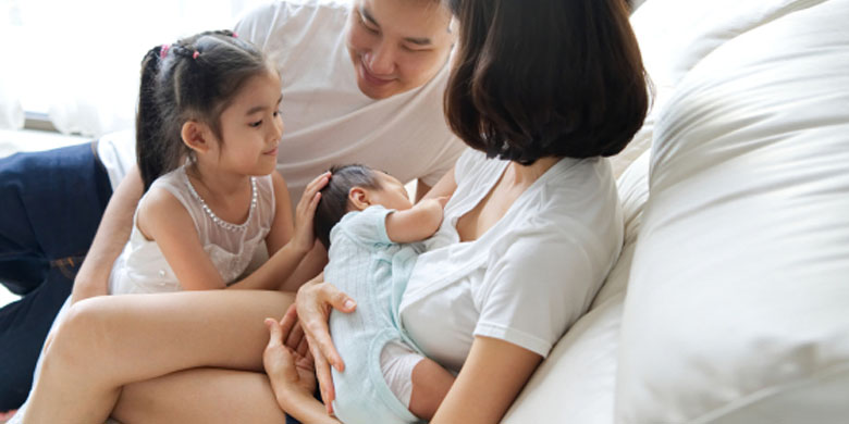 Keluarga Bahagia dengan Alat Kontrasepsi untuk Ibu Menyusui yang Merasa 2 Anak Sudah Cukup