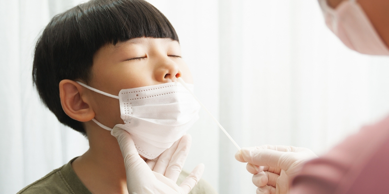 Data Ikatan Dokter Anak Indonesia (IDAI) menunjukkan rawannya penularan virus COVID-19 pada kelompok usia anak-anak. Pada minggu pertama, gejala COVID-19 pada anak rata-rata hanya berlangsung selama enam hari. untuk gejalanya, umumnya anak-anak akan merasakan nyeri kepala, kelelahan, sakit tenggorokan dan gangguan penciuman (anosmia). Gejala yang muncul tergantung dari lamanya durasi anak-anak terinfeksi virus. Apa Saja [&hellip;]